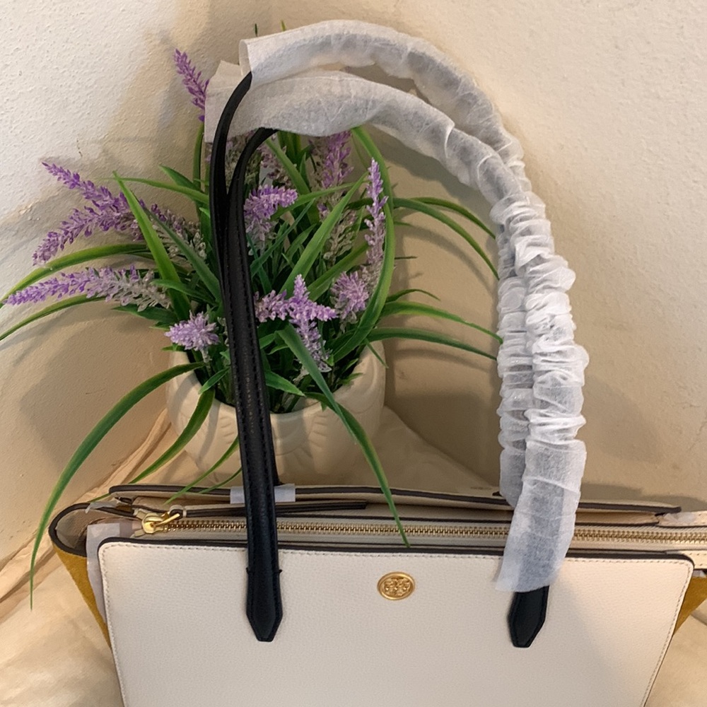 Tory Burch Robinson Colorblock Small Leather Tote
TORY BURCH - Picture 16 of 16